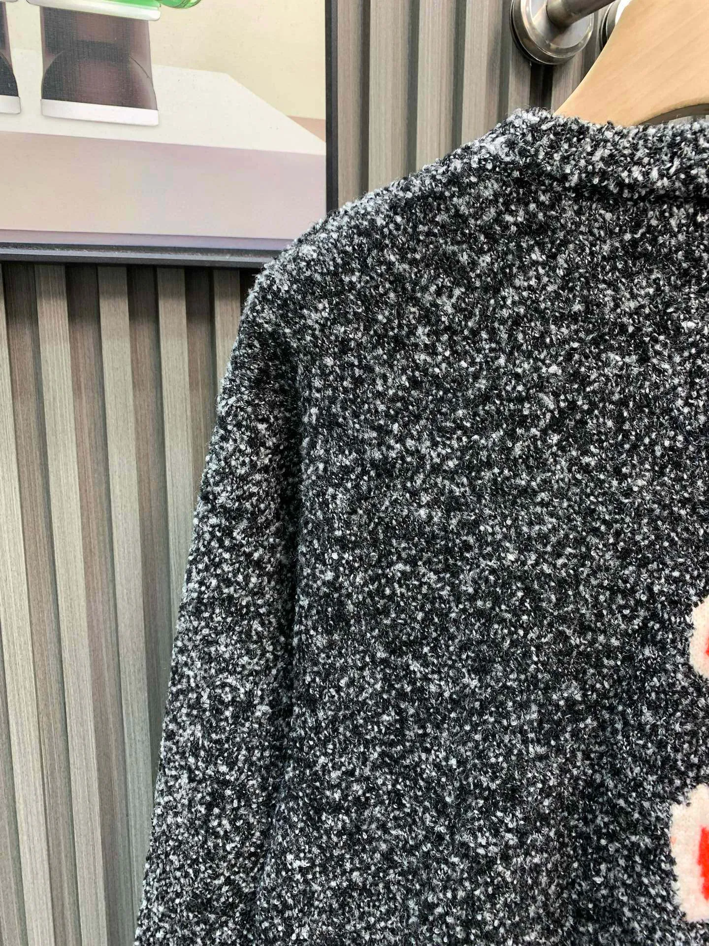 🅿️350 🀄️ Louis Vuitton 1v 25FW mirrored logo intarsia sweater (grey) originally purchased for 10,900, new color in 23 years, custom-woven and dyed sheep wool 55%, yak hair 21%, nylon 20%, spandex 4% wool loop yarn, brown loop yarn with gray color, high ductility and good elasticity It is different from the non-elastic version on the market. The special washing process is very soft and skin-friendly. Positive 3-needle knitting process. The thickness of each stitch of the intarsia at the clothing logo is consistent with ZP. The back logo is a mirror intarsia. The upper body is skin-friendly and versatile. Wear it in front of others. A powerful autumn and winter item.